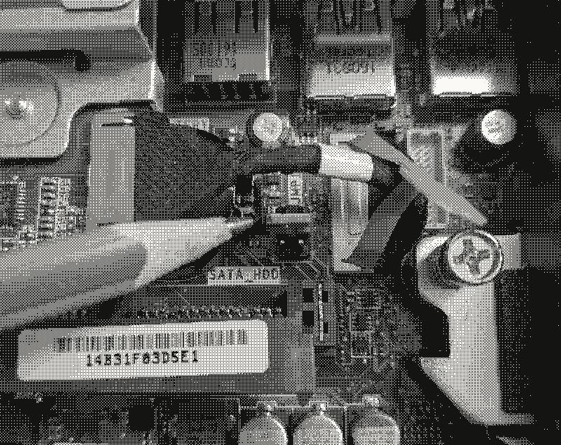 Krupni plan Dell OptiPlex 3050 Micro matične ploče. Vrh olovke pokazuje na plavi servisni džamper tj. kratkospojnik