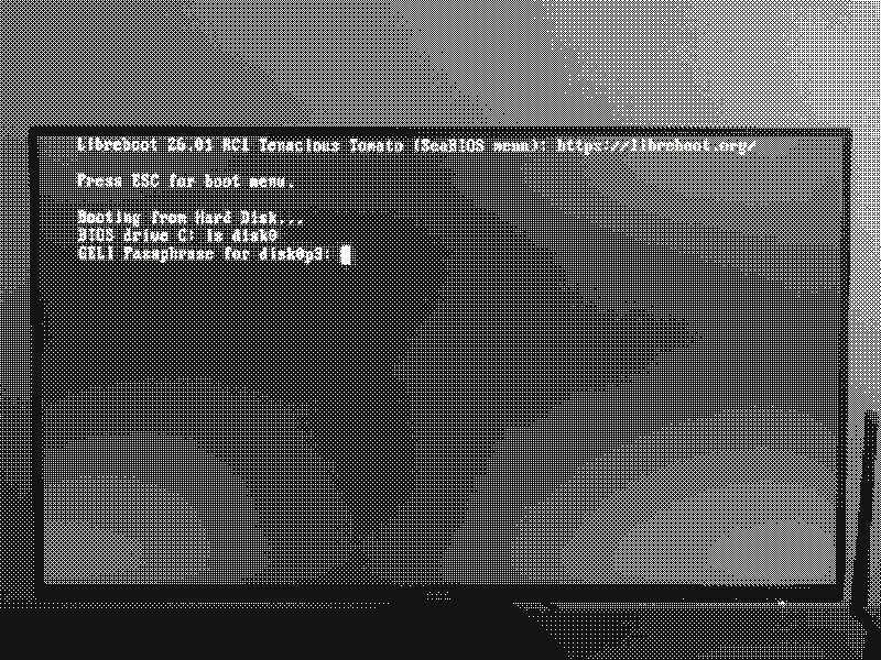 Libreboot SeaBIOS 26.01 RC1 na Dell OptiPlex 3050 Micro, prikazuje FreeBSD GELI polje za unos lozinke